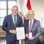 Josef Puntinger bekam von Landeshauptmann Mario Kunasek das Goldene Ehrenzeichen