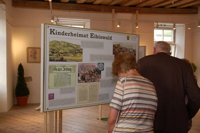 Gezeigt werden Texte, Bilder und originale Tonbandaufnahmen. Zudem sind kreative Kloepfer-Interpretationen von Schülern und eine Schau des Philatelistenverein Deutschlandsberg zu sehen.
