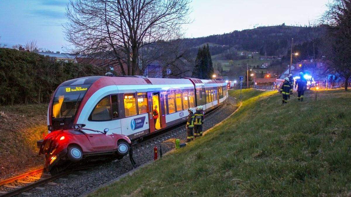 Das Auto verkeilte sich unter dem GKB-Triebwagen - die Frau hätte wohl keine Chance gehabt