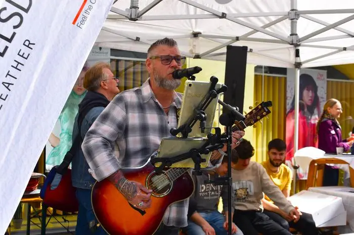 Musikalisch umrahmt wurde der Markt von Musiker Bernd Kurek.