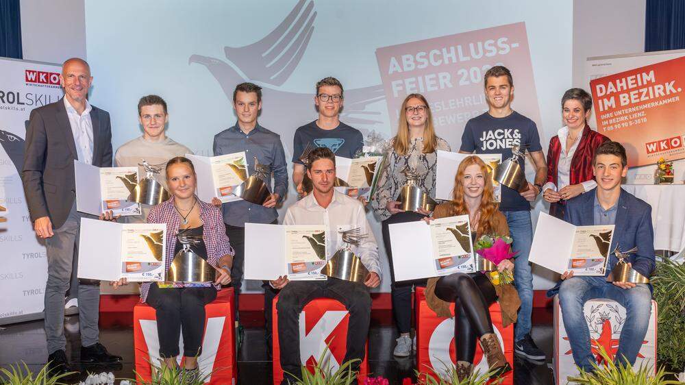 WK-Bezirksstellenleiter Johann Kollreider (links) und WK-Bezirksobfrau Michaela Hysek-Unterweger mit den neun Osttiroler Landessiegern                           