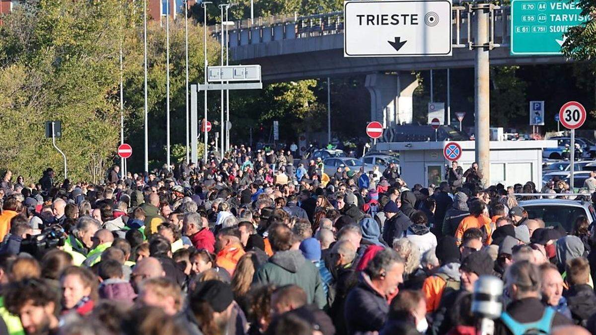 Die Proteste der Hafenmitarbeiter gehen auch am Samstag weiter