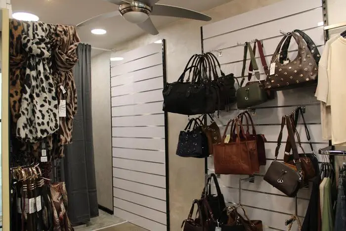 Neben Jacken, Kleidern und Jeans, gibt es auch Schmuck, Taschen und Schuhe