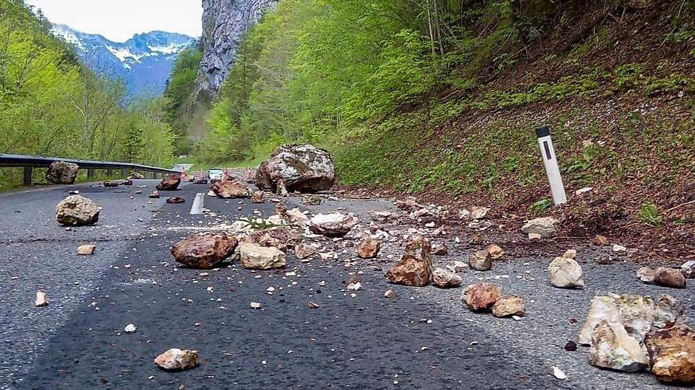 Ein Felsblock stürzte auf die Radmerstraße