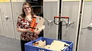 Die stellvertretende Direktorin des Landesarchivs, Katja Almberger, mit den Handakten aus der Amtszeit Peter Kaisers