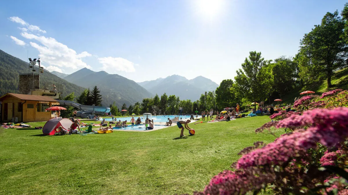 Noch bis Anfang September kann man die Osttiroler Freibäder genießen – wie hier in Virgen