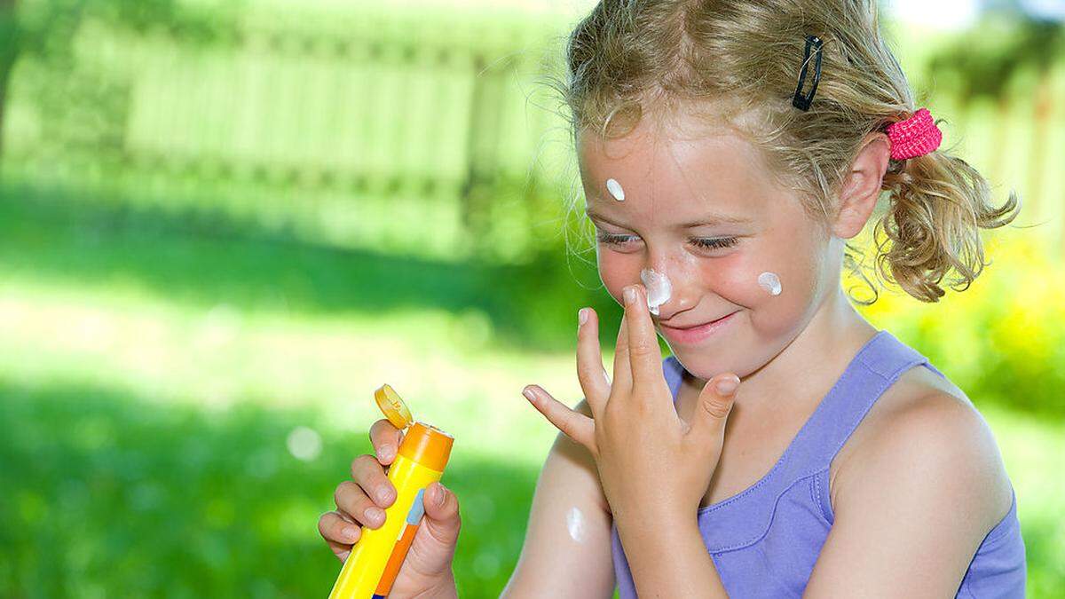 Nicht nur Kinder, auch  Erwachsene sollten ihre Haut vor der Sonne schützen