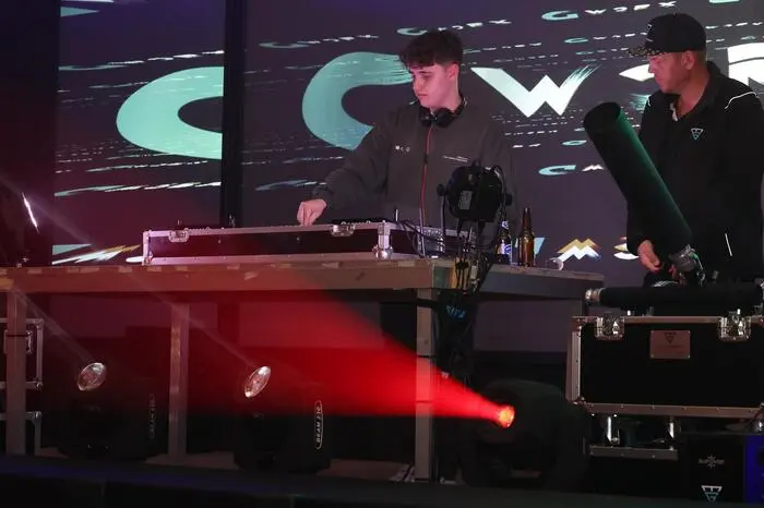 DJs wie „TMLS“,, das dynamische Duo „Smurfy B2B Churcher“ und „DropAut“ legten cole Beats auf.. 
