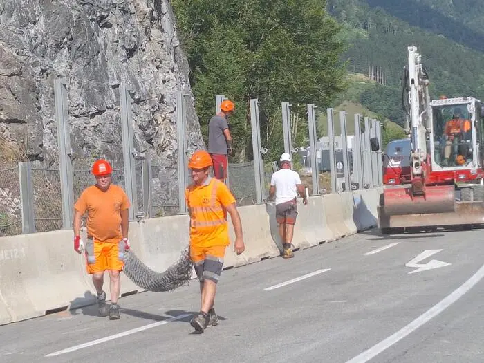 Unter anderem wurde ein drei Meter hoher Schutzzaun errichtet