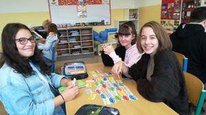 In der Schule bereiteten sich Medina Gashi, Julia Grillitsch und  Isabel Tschig auf das Quiz vor 