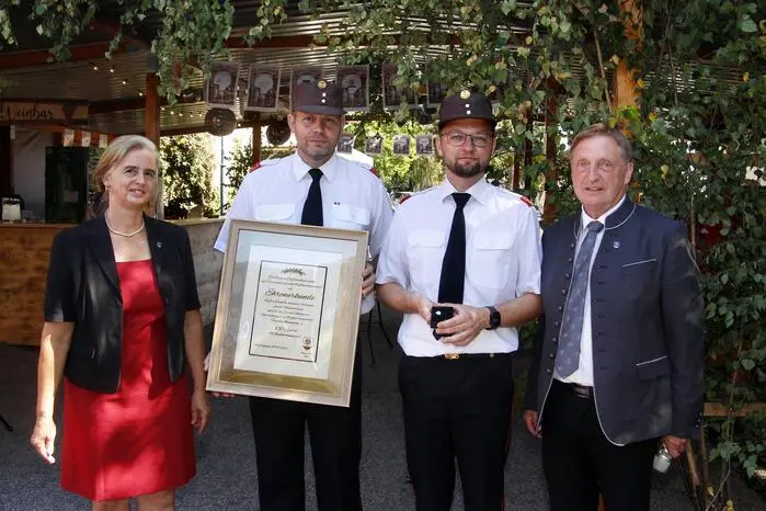 Im Beisein von Landesfeuerwehrkommandant Reinhard Leichtfried, Landesfeuerwehrrat Gerald Derkitsch, den  Landtagsabgeordneten Lukas Schnitzer und Luca Geistler, Bezirkshauptfrau Kerstin Raith-Schweighofer und Bürgermeister Manfred Voit folgte als einer der Höhepunkte die Auszeichnung langjährig verdienter Feuerwehrkameraden