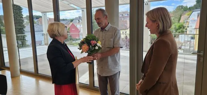 Johann Kaufmann (Bürgermeister von St. Stefan im Rosental) und Julia Paar (Verein zur Förderung des Steirischen Vulkanlandes) überreichten die Ehrenurkunde an Therese Friedl