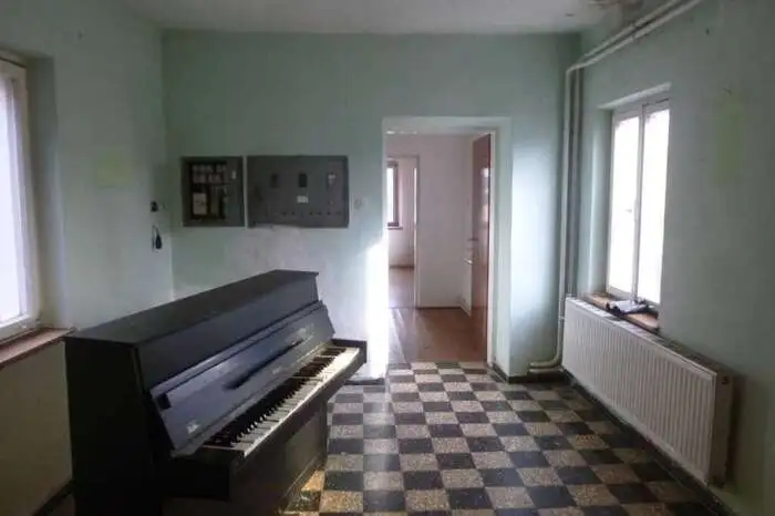 Es gibt aber auch ein 120 Quadratmeter großes Nebengebäude sowie einen Innenhof.