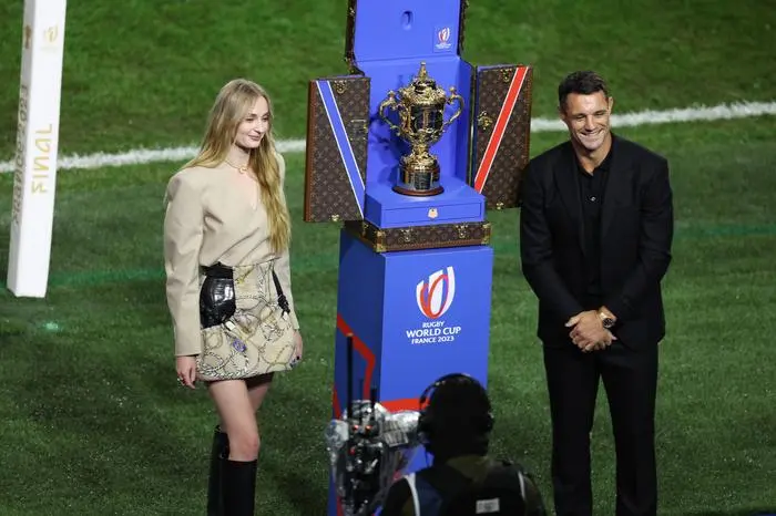 October 28, 2023, Paris, Seine-Saint-Denis, France: Games of Throne actress SOPHIE TURNER dazzles wearing black leather Louis Vuitton boots while presenting the Webb Ellis Cup with DAN CARTER during the Final between New Zealand and South Africa of the Rugby World Cup 2023 Paris France - ZUMAc179 20231028_zep_c179_067 Copyright: xMickaelxChavetx