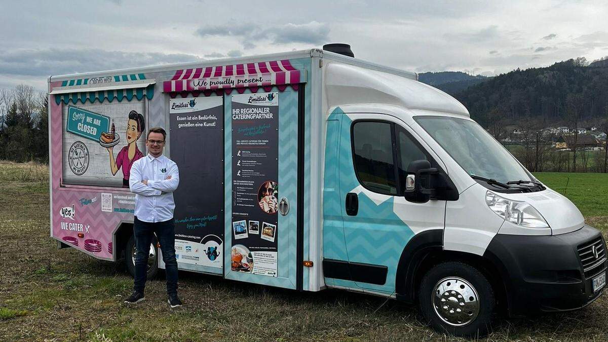 Alexander Zach vor dem Foodtruck, in dem das Essen immer frisch zubereitet wird