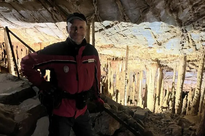 Fritz Geissler und einige weitere Höhlenführer leiten durch die Höhle