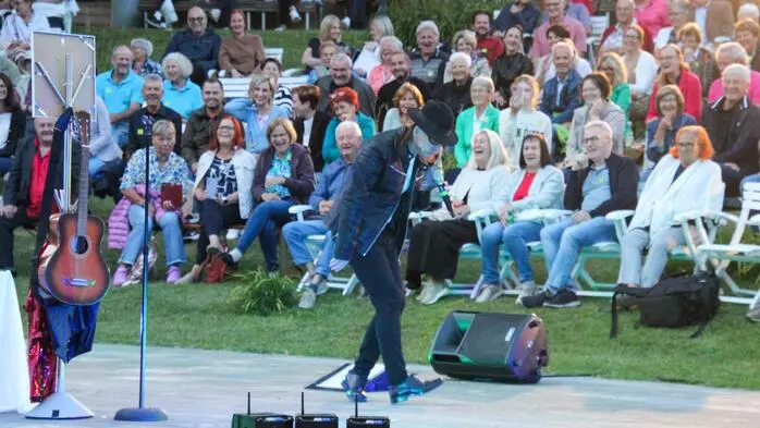 Rund 500 Gäste kamen nach Bad Gleichenberg, um dem 10. Sommerkabarett beizuwohnen