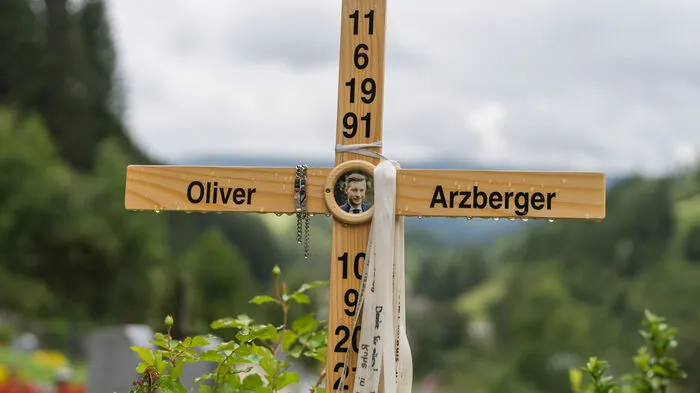 Am 10. September 2021 starb Oliver Arzberger (30) bei einem Feuerwehreinsatz in Ratten. Das Feuerwehrauto kam von der Straße ab und stürzte mehrere Meter über eine Böschung.