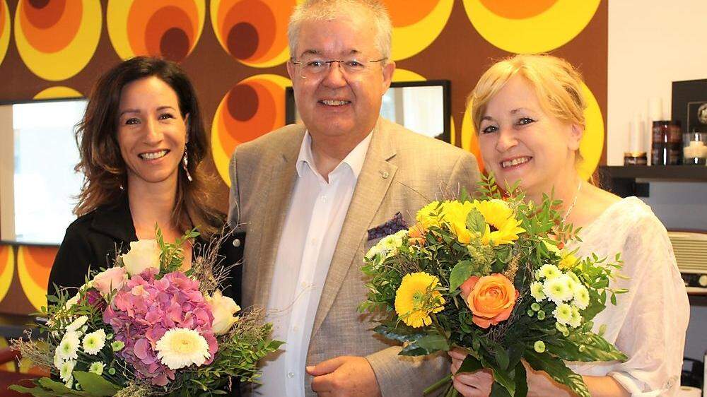 Bürgermeister Walter Zemrosser mit Helga Baumgartner und Marika Mayer
