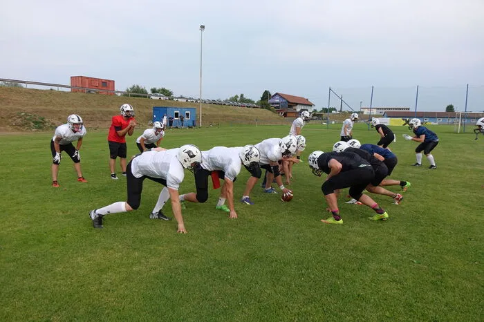 Jeder neue Spielzug insgesamt gibt es davon 80 - muss ausführlich trainiert werden. Zuerst lernt der einzelne Spieler seine Aufgaben und Wege, danach wird die Mannschaft nach und nach zusammengeführt.