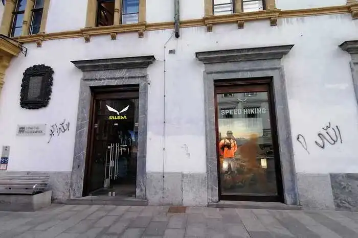 An der Landhausfassade neben einem Geschäftsportal steht "Allah".