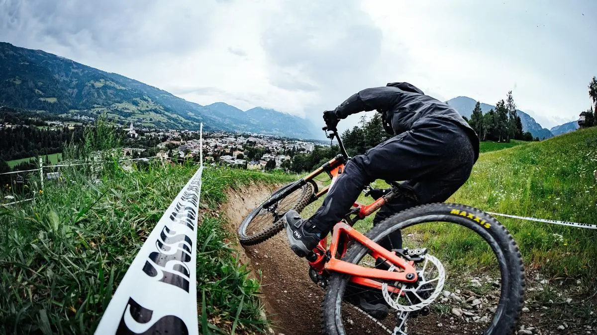 Racing mit Stadtblick: Eine Rennstrecke wie am Hochstein gibt es nicht oft in der Downhill-Welt | Racing mit Stadtblick: Eine Rennstrecke wie am Hochstein gibt es nicht oft in der Downhill-Welt