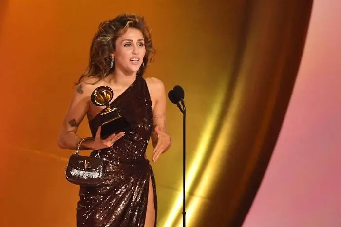 Miley Cyrus durfte sich über einen der begehrtesten Awards des Abends freuen, sie nahm ihren allerersten Grammy mit nach Hause. Bereits acht Mal war die Sängerin und Schauspielerin nominiert und ging leer aus. Ihr Song „Flowers“ brachte ihr schließlich den Sieg ein. Im weiteren Verlauf des Abends durfte sie sich über ein weiteres Grammophon für „Record of the Year“ freuen.