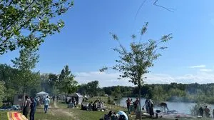 Nicht bei allen beliebt, aber jedenfalls bestens frequentiert: Die öffentlichen Grillplätze auf den Auwiesen sind seit Jahren ein Zankapfel