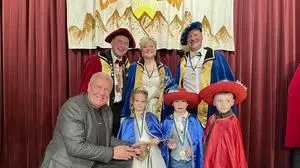 Das Prinzenpaar der Faschingsgilde Baldramsdorf in blau-gelbem Gewand sowie vorne das Kinderprinzenpaar und der Bürgermeister bei der Schlüsselübergabe | Heute wurde offiziell der Gemeindeschlüssel an das neue Prinzenpaar in Baldramsdorf übergeben (von links): hinten: Kanzler Günter Brunner, das Prinzenpaar Daniela und Thomas Luft; vorne: Bürgermeister Friedrich Paulitsch, das Kinderprinzenpaar Alesandra Haller und Samuel Obereder sowie der Kinderminister Jonas Gradnitzer