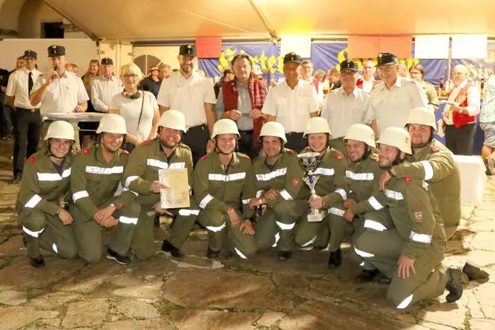 Übrigens: Beim Abschnittsleistungsbewerb schafften die Blauröcke aus Hörzendorf/Projern 2 (Foto) den Sprung auf das oberste Stockerl. Die Plätze zwei und drei belegten die Freiwilligen Feuerwehren (FF) Straßburg 1 und Treffelsdorf 3. 