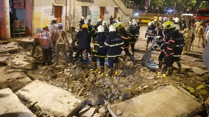 An der Brücke nahe dem Hauptbahnhof von Mumbai fanden Berichten zufolge Reparaturarbeiten statt. Sie gab offenbar unter dem Andrang zahlreicher Pendler nach, die am Abend auf dem Weg zum Chhatrapati-Shivaji-Bahnhof waren.  