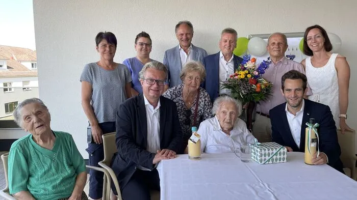 Am Dienstag ging die Feierei rund um den 107. Geburtstag von Erika Strohrigel im Seniorenhaus Menda in Hartberg ins Finale. Landeshauptmann Christopher Drexler gratulierte dabei ebenso wie Landtagsabgeordneter Lukas Schnitzer sowie Herbert Spirk und Romana Winkler vom Pflegeverband Hartberg-Fürstenfeld.