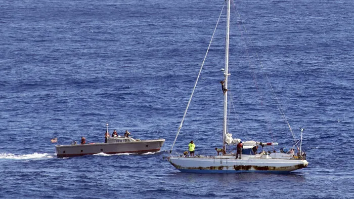 Die Matrosen der USS Ashland erreichen das Segelschiff: Ein taiwanesisches Schiff hat das Segelboot ungefähr 900 Meilen südöstlich von Japan entdeckt, die Navy hat die beiden Seglerinnen - die in guter Verfassfung waren - gerettet.