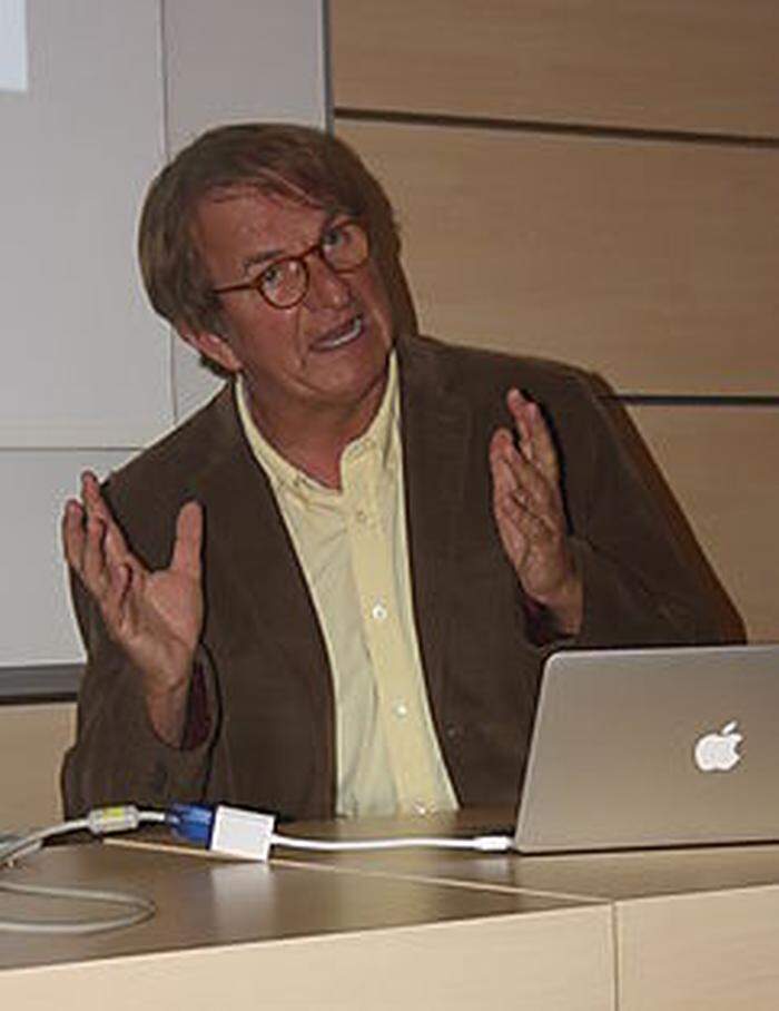 François Alesch bei seinem Vortrag in Villach
