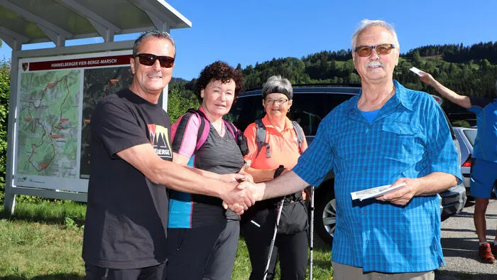 Bürgermeister Heimo Rinösl wünschte dem Vier-Berge-Marsch Organisator Josef Bitai alles Gute beim Start zum 27. Wandertag am Pfingstmontag.