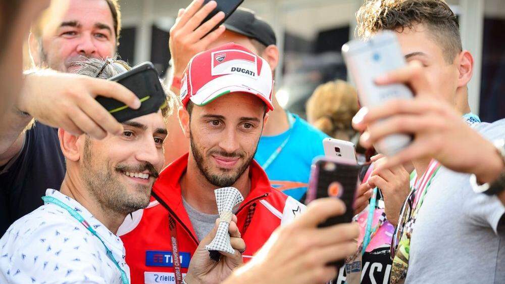Nicht nur die MotoGP-Stars wie Andrea Dovizioso stehen für Selfies zur Verfügung