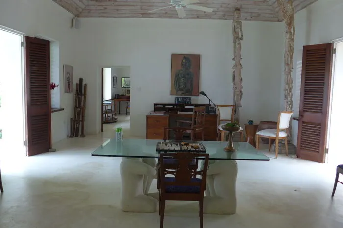 Golden Eye: der Salon in Ian Flemings Villa, die man mieten kann. An diesem Schreibtisch verfasste er die James-Bond-Geschichten.