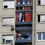 Plattenbau mit chinesischer Fahne in Belgrad