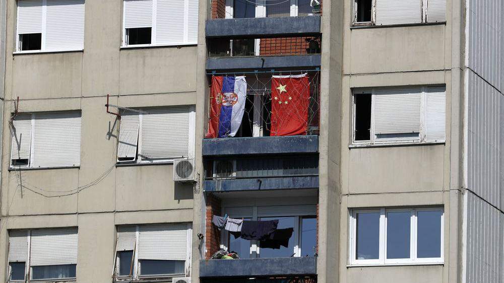 Plattenbau mit chinesischer Fahne in Belgrad