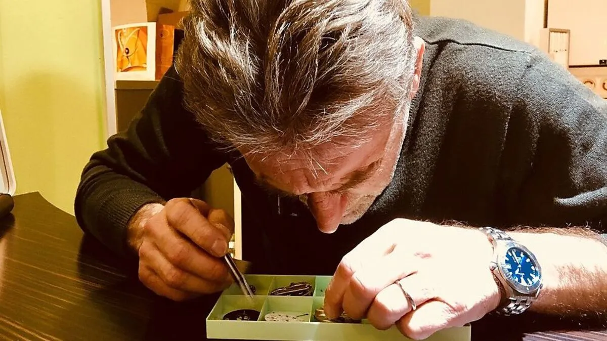 Der Uhrmachermeister Horst Koller ist stolz auf sein breites Uhrensegment in Feldbach. Seine beiden Geschäfte und den Großhandel hat er selbst aufgebaut