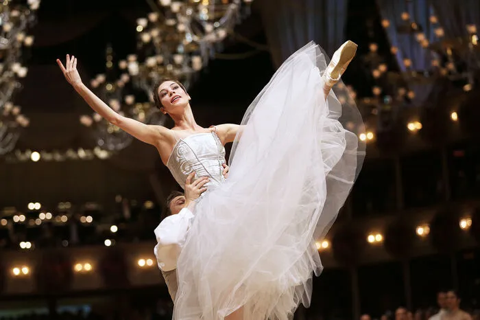 Dann stand ein erster künstlerischer Höhepunkt auf dem Programm. Das Ballett der Wiener Staatsoper zeigte den von Lukas Gaudernak choreografierten Walzer "Künstlerleben".