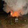 Die Feuerwehr Wagendorf beim Löschen ihres eigenen Osterfeuers