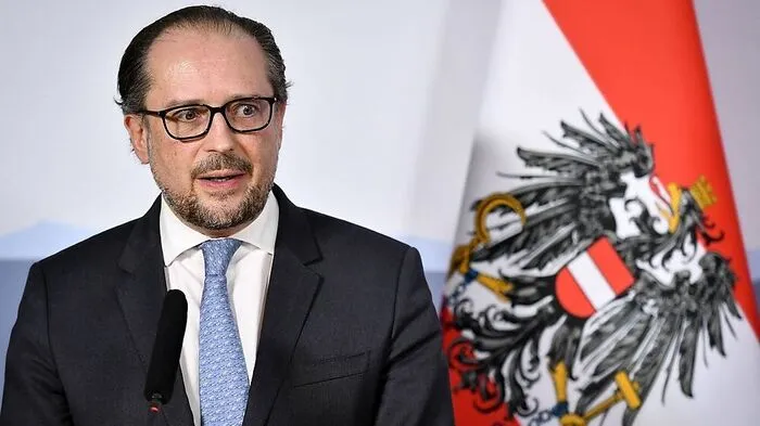 Der neue Bundeskanzler der Republik heißt Alexander Schallenberg. Der bisherige Außenminister der ÖVP wechselt ins Kanzleramt, um seinen scheidenden Vorgänger Sebastian Kurz zu beerben.