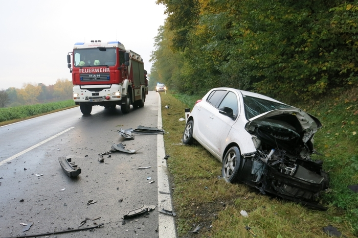 Ein Pkw wurde mit dem Kran (SRF) aus dem Graben gehoben und auf einem nahegelegenen Feldweg abgestellt.
