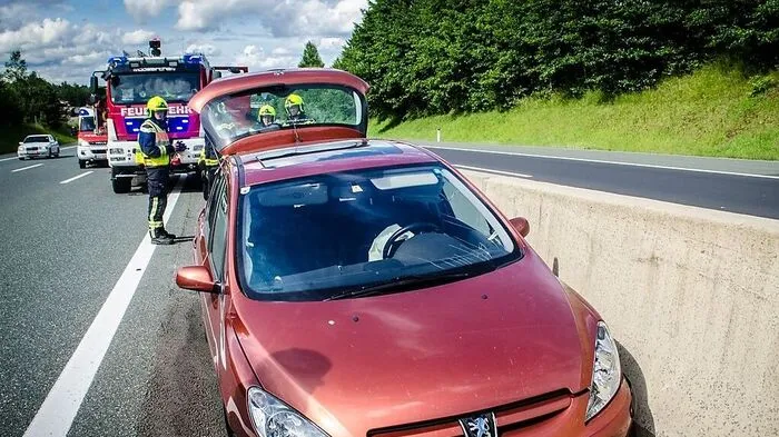 Pkw blieb in Rinne hängen