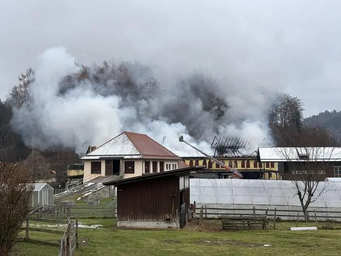 Der Dachstuhl des Gebäudes ist eingebrochen