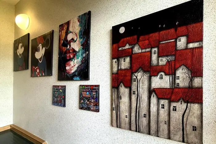 Seine Bilder, die auf den ersten Blick an Wimmelbilder aus Kinderbüchern erinnern, offenbaren ein Universum an Individuen, Charakteren, Details und Stimmungen. 