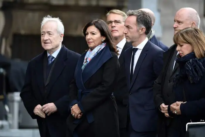 Auch viel politische Prominenz war bei der Trauerfeier anwesend: Der frühere Bürgermeister von Paris Jean Tiberi (links) mit der derzeitigen Bürgermeisterin Anne Hidalgo (Mitte).