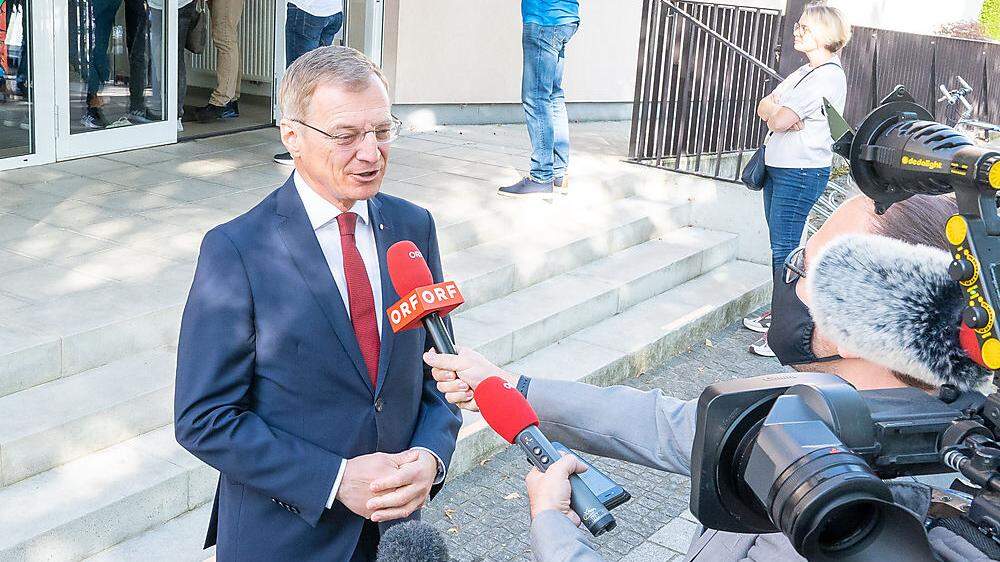 Bei strahlendem Sonnenschein hat der oberösterreichische Landeshauptmann Thomas Stelzer (ÖVP) gewählt