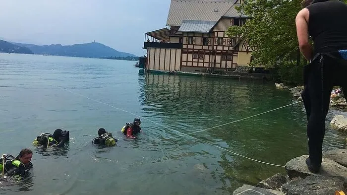 Taucher sind in der Ostbucht im Einsatz
